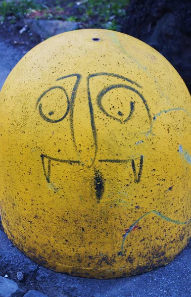 Bollard Tráfego Concreto Com Emoticon Pintado — Fotografia de Stock