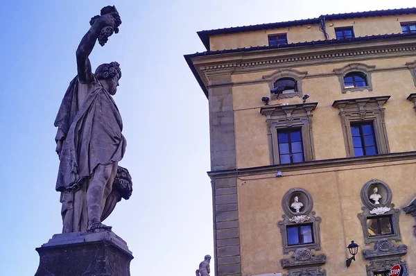 Estatua Otoño Puente Santa Trinita Florencia Italia —  Fotos de Stock