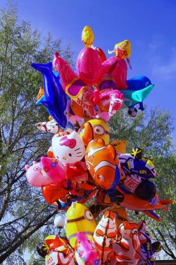 Floransa 'daki Cascine parkında çocuklar için şişme balonlar