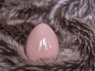 Paskalya yumurtalı Paskalya arkaplanı. Yumuşak odaklanma, bokeh etkisi. Gül rengi Paskalya tebrik kartı şablonunuz kutlu olsun. Kopyalama alanı olan üst görünüm. 