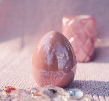 Paskalya yumurtalı Paskalya arkaplanı. Yumuşak odaklanma, bokeh etkisi. Gül rengi Paskalya tebrik kartı şablonunuz kutlu olsun. Kopyalama alanı olan üst görünüm. 