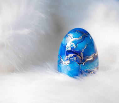 Paskalya yumurtalı Paskalya arkaplanı. Yumuşak odaklanma, bokeh etkisi. Gül rengi Paskalya tebrik kartı şablonunuz kutlu olsun. Kopyalama alanı olan üst görünüm. 