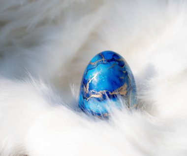 Paskalya yumurtalı Paskalya arkaplanı. Yumuşak odaklanma, bokeh etkisi. Gül rengi Paskalya tebrik kartı şablonunuz kutlu olsun. Kopyalama alanı olan üst görünüm. 