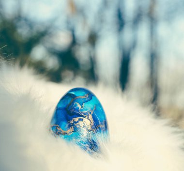 Paskalya yumurtalı Paskalya arkaplanı. Yumuşak odaklanma, bokeh etkisi. Gül rengi Paskalya tebrik kartı şablonunuz kutlu olsun. Kopyalama alanı olan üst görünüm. 