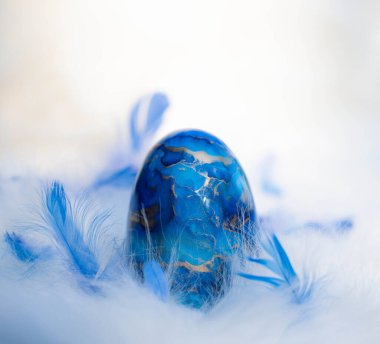 Paskalya yumurtalı Paskalya arkaplanı. Yumuşak odaklanma, bokeh etkisi. Gül rengi Paskalya tebrik kartı şablonunuz kutlu olsun. Kopyalama alanı olan üst görünüm. 