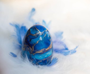 Paskalya yumurtalı Paskalya arkaplanı. Yumuşak odaklanma, bokeh etkisi. Gül rengi Paskalya tebrik kartı şablonunuz kutlu olsun. Kopyalama alanı olan üst görünüm. 