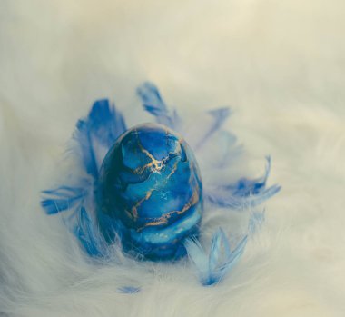 Paskalya yumurtalı Paskalya arkaplanı. Yumuşak odaklanma, bokeh etkisi. Gül rengi Paskalya tebrik kartı şablonunuz kutlu olsun. Kopyalama alanı olan üst görünüm. 