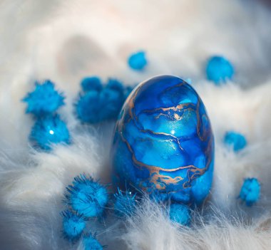 Paskalya yumurtalı Paskalya arkaplanı. Yumuşak odaklanma, bokeh etkisi. Gül rengi Paskalya tebrik kartı şablonunuz kutlu olsun. Kopyalama alanı olan üst görünüm. 