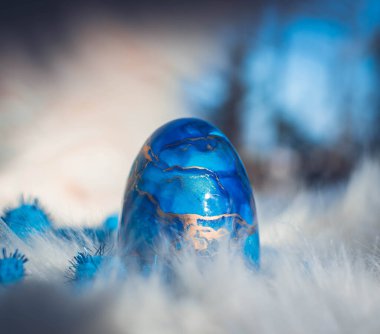 Paskalya yumurtalı Paskalya arkaplanı. Yumuşak odaklanma, bokeh etkisi. Gül rengi Paskalya tebrik kartı şablonunuz kutlu olsun. Kopyalama alanı olan üst görünüm. 