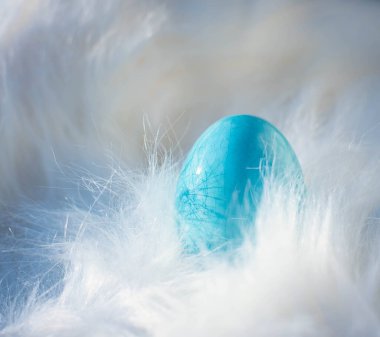 Paskalya yumurtalı Paskalya arkaplanı. Yumuşak odaklanma, bokeh etkisi. Gül rengi Paskalya tebrik kartı şablonunuz kutlu olsun. Kopyalama alanı olan üst görünüm. 