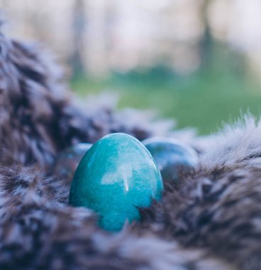 Paskalya yumurtalı Paskalya arkaplanı. Yumuşak odaklanma, bokeh etkisi. Gül rengi Paskalya tebrik kartı şablonunuz kutlu olsun. Kopyalama alanı olan üst görünüm. 