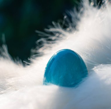 Paskalya yumurtalı Paskalya arkaplanı. Yumuşak odaklanma, bokeh etkisi. Gül rengi Paskalya tebrik kartı şablonunuz kutlu olsun. Kopyalama alanı olan üst görünüm. 