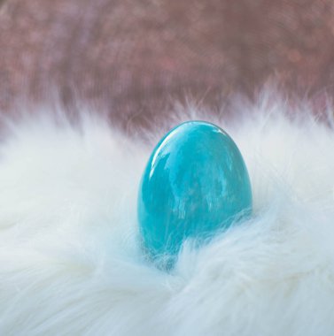 Paskalya yumurtalı Paskalya arkaplanı. Yumuşak odaklanma, bokeh etkisi. Gül rengi Paskalya tebrik kartı şablonunuz kutlu olsun. Kopyalama alanı olan üst görünüm. 