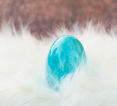 Paskalya yumurtalı Paskalya arkaplanı. Yumuşak odaklanma, bokeh etkisi. Gül rengi Paskalya tebrik kartı şablonunuz kutlu olsun. Kopyalama alanı olan üst görünüm. 