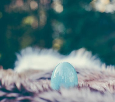 Paskalya yumurtalı Paskalya arkaplanı. Yumuşak odaklanma, bokeh etkisi. Gül rengi Paskalya tebrik kartı şablonunuz kutlu olsun. Kopyalama alanı olan üst görünüm. 