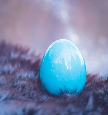 Paskalya yumurtalı Paskalya arkaplanı. Yumuşak odaklanma, bokeh etkisi. Gül rengi Paskalya tebrik kartı şablonunuz kutlu olsun. Kopyalama alanı olan üst görünüm. 