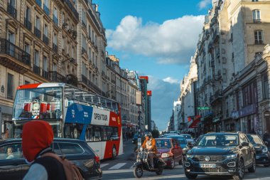 Tipik Paris sokağı manzarası. Paris 'in mimarisi ve tarihi eser kartpostalları.