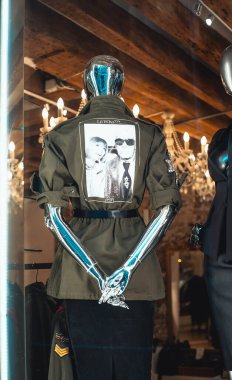 Gümüş manken arkada duruyor.. 