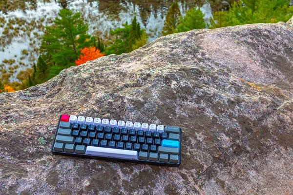 Un teclado mecánico al borde de un acantilado —  Fotos de Stock