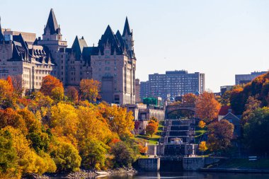 Ottawa 'daki Chateau Laurier ve Rideau Kanal Kilitleri