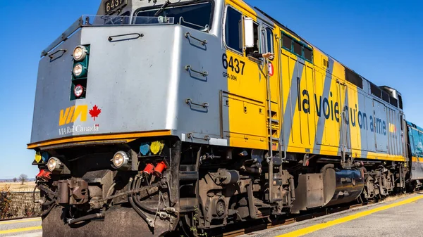 Uma locomotiva VIA Rail nas trilhas ferroviárias — Fotografia de Stock