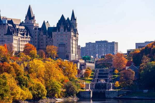 Ottawa 'daki Chateau Laurier ve Rideau Kanal Kilitleri — Stok fotoğraf