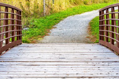 Bir yaya köprüsü bir yola götürür.