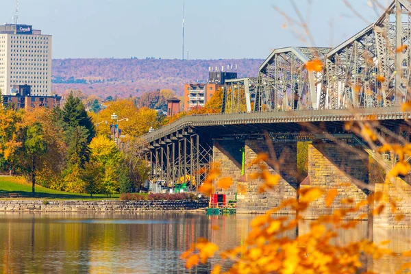 Puente interprovincial Royal Alexandra en el otoño —  Fotos de Stock