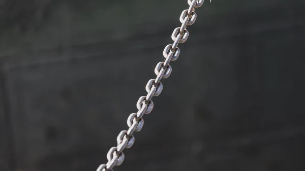 Zawieszony łańcuch metalowy po przekątnej — Zdjęcie stockowe