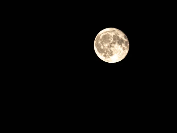 (Почти) полная луна в черном небе — стоковое фото