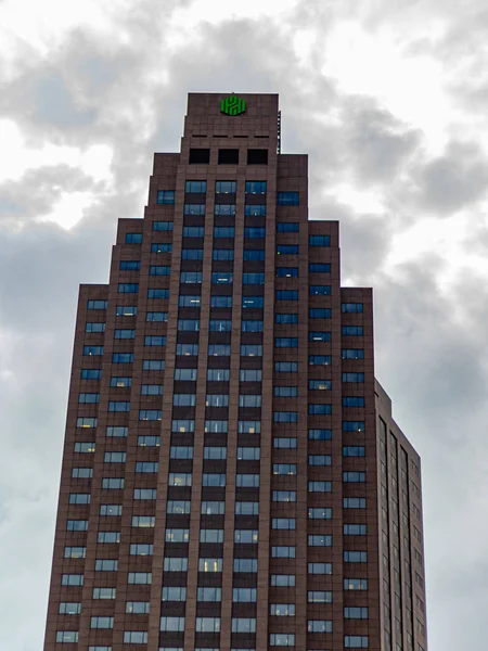200 Public Square Huntington Tower contro le nuvole — Foto Stock