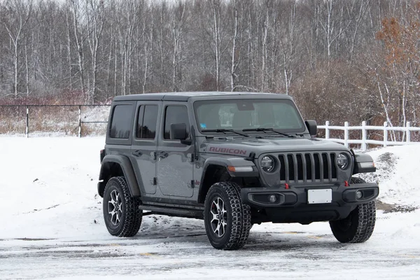 Szary Jeep Wrangler Rubicon zaparkowany w Snowy Lot — Zdjęcie stockowe