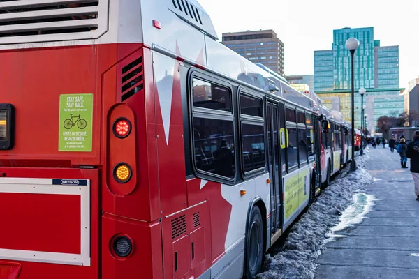 OC Transpo Bus Lay-Up na hora do Rush em Ottawa — Fotografia de Stock