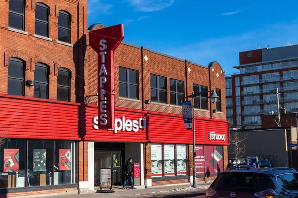 Staples Retail Storefront on Bank Street in Ottawa — 스톡 사진