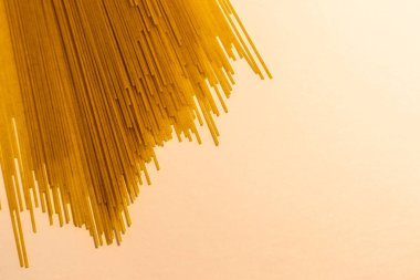 Pişmemiş Spaghettini Eriştesi Beyazın üzerine yayılın