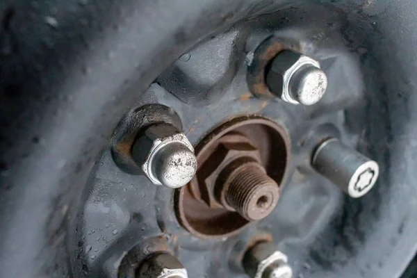 Roda do carro no veículo com porcas de Lug — Fotografia de Stock