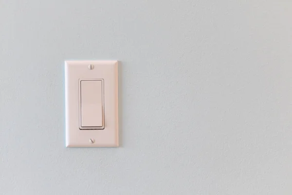 フラットパネルロッカーデザインのライトスイッチは 家の中の壁にあります — ストック写真