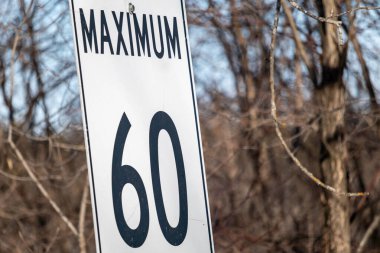 'Maksimum' ve '60 (60) sayısını göstermek için bir çerçeve içinde hız sınırı işareti konumlandırılmıştır, ancak ölçüm birimi gösterilmemiştir.