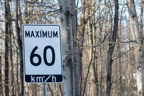 Ontario, Kanada 'da hız limiti olan bir yol işareti saatte maksimum 60 km, yani 60 km / saat hıza sahiptir..