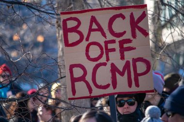 Ottawa, Ontario, Kanada - 17 Şubat 2019: Kanada federal polisinin yerli Islak 'suwet' en First Nation halkına karşı eylemlerini kınayan bir protestoda bir tabela 