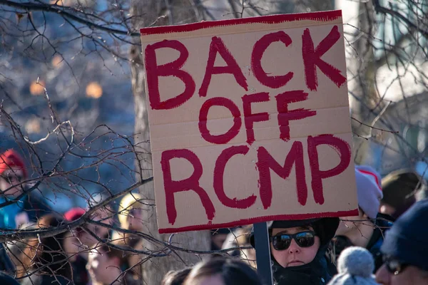Ottawa, Ontario, Kanada - 17 Şubat 2019: Kanada federal polisinin yerli Islak 'suwet' en First Nation halkına karşı eylemlerini kınayan bir protestoda bir tabela 