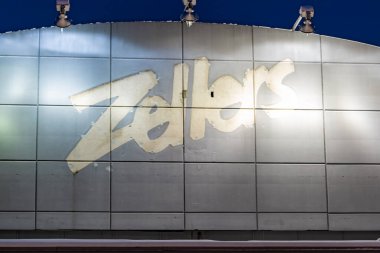 OTTAWA, ONTARIO, CANADA - 7 FEBRUARY 2020: Son Zellers mağazasının önündeki tabela bir Ottawa binasında duruyor, Kanada markası nihayet yok edildikten sonra.