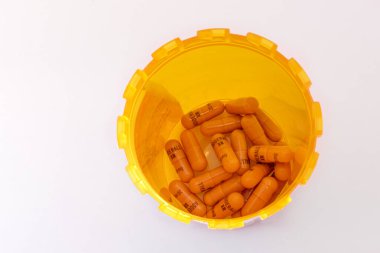 Yukarıdan görünen bir ilaç şişesinin içinde Adderall XR kapsülleri var. Hapların her birinde 20 mg 'lık karışık tuz amfetamin var..