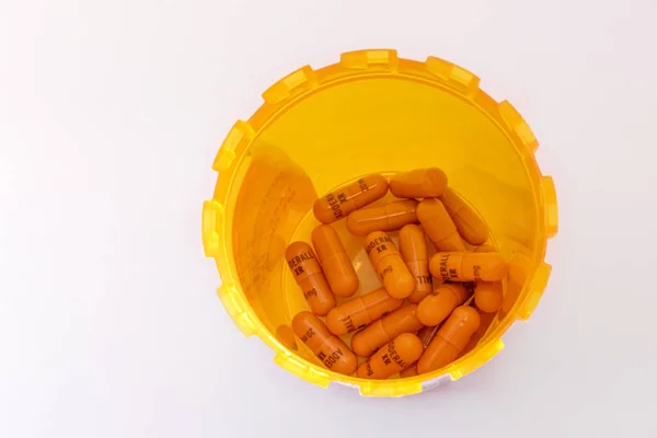 Yukarıdan görünen bir ilaç şişesinin içinde Adderall XR kapsülleri var. Hapların her birinde 20 mg 'lık karışık tuz amfetamin var..