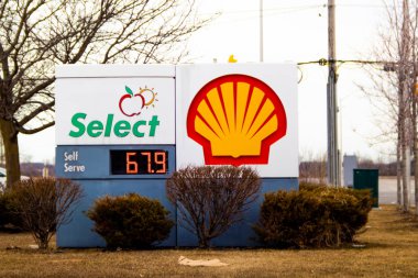 Kanada 'nın Ontario kentindeki Shell benzin istasyonu, COVID-19 karantinalarının bu ayın başlarında başlamasından bu yana litre başına% 50' lik bir düşüşle 67,9 sente benzin satıyor..