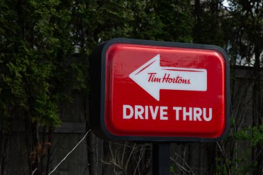 Im Hortons, COVID-19 salgını sırasında Ottawa, Ontario 'daki bir restoranın açık büfe müşterileri için tabelasından geçiyor..