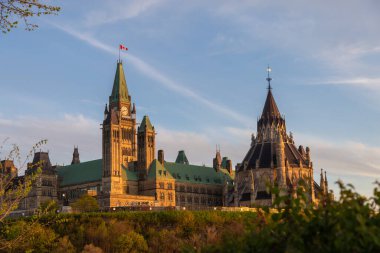 Ottawa, Kanada Parlamento Tepesi Binbaşı 'nın Tepe Parkı' ndan kuzeydoğuya bahar akşamı.