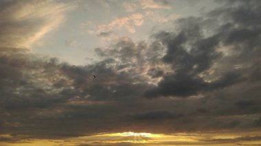 Güneş bulutların altından süzülüyor