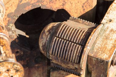 Vladivostok 'taki Holodilnik tepesinin tepesindeki bataryada bulunan 130 mm' lik Sovyet topu B-13-3 'ün kepengi..