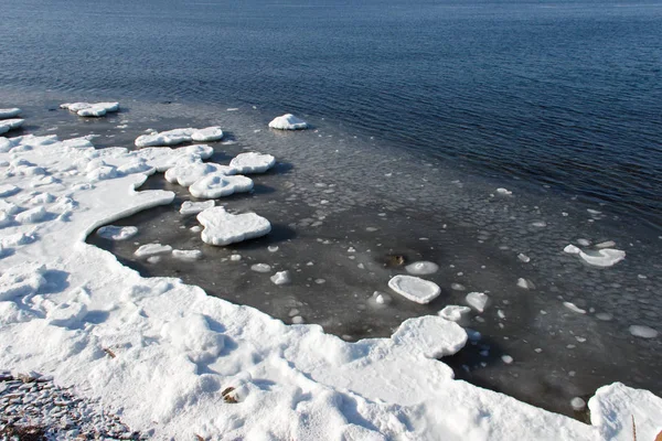 Mar Litoral Inverno Coberto Com Gelo Neve Fios Gelo Redondos — Fotografia de Stock